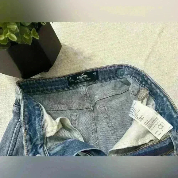 Hollister Curvy Ultra High Rise Mom Jean Size 3R - Picture 2 of 7